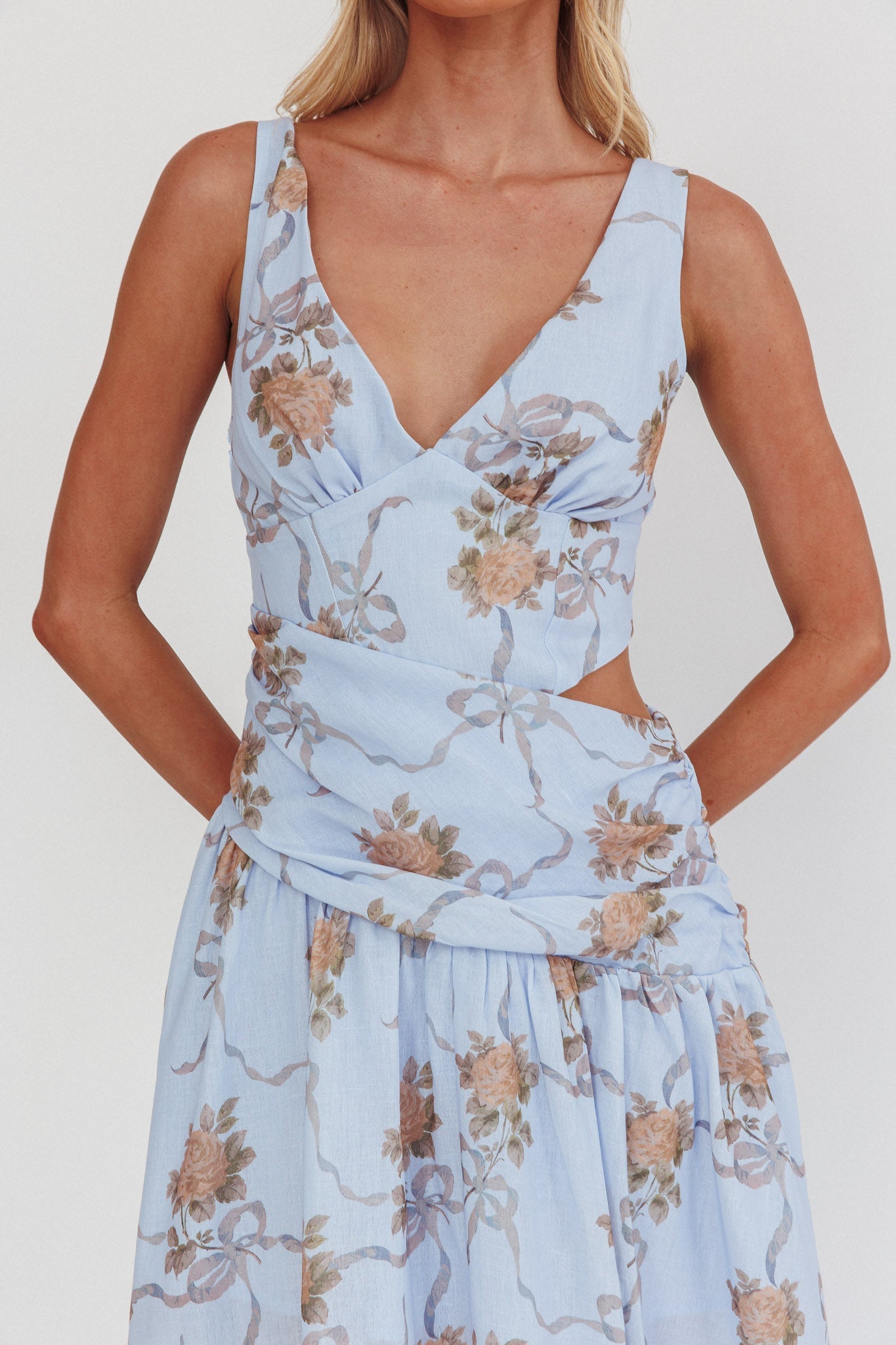 First Dates Waist Cut-Out Maxi Dress Floral Blue