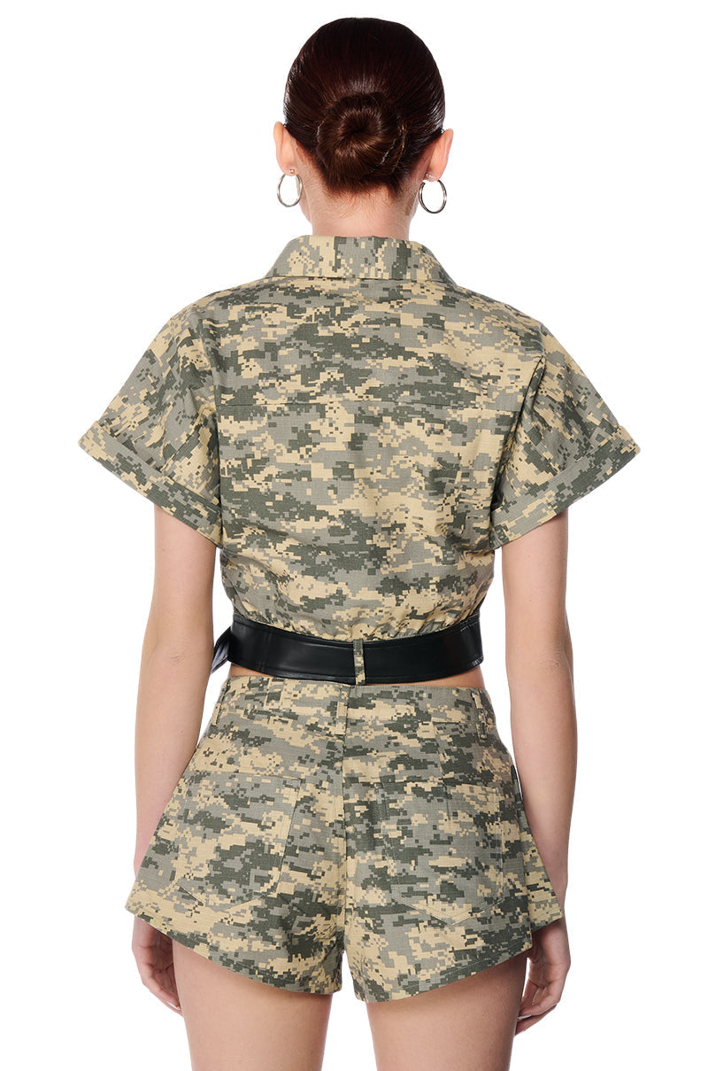 RYDER CAMO BELTED BUTTON DOWN